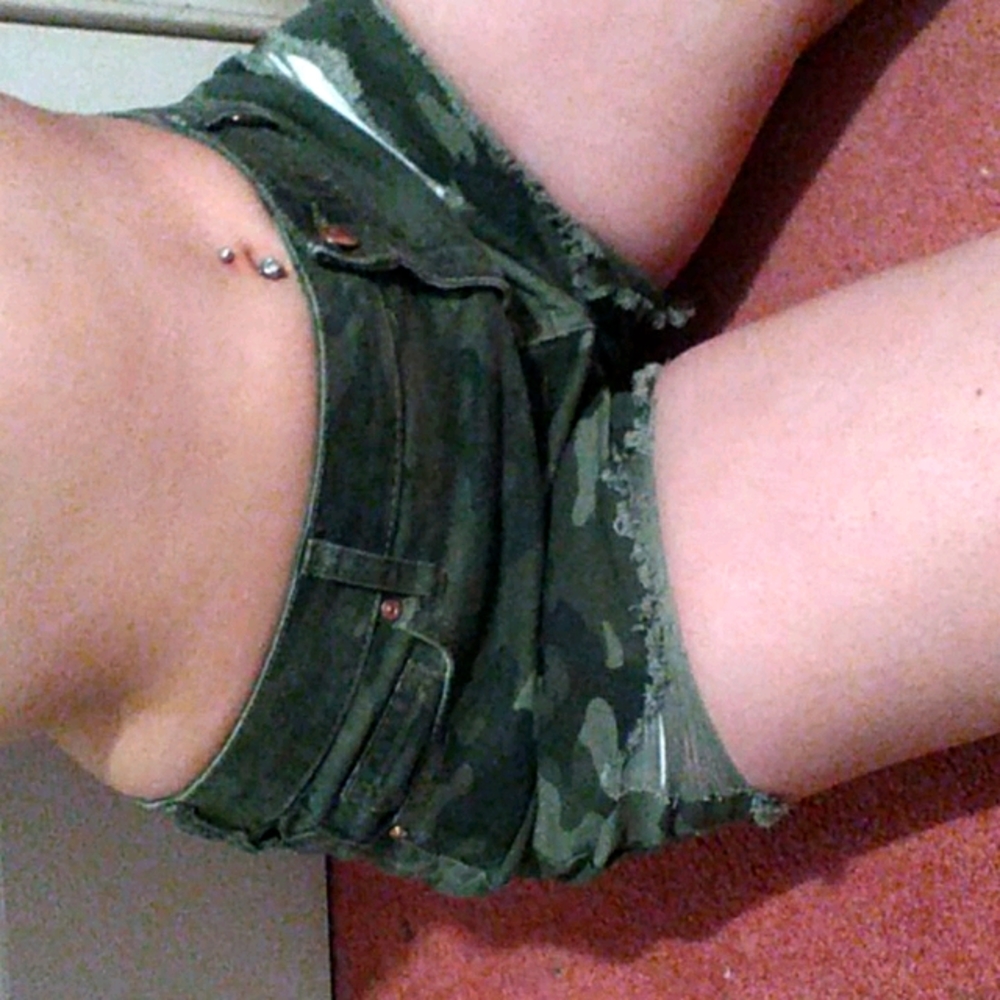 Cute, Destressed, camo green, short-shorts